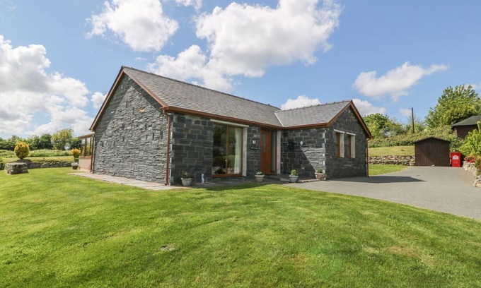 Llanddaniel Fab Cabaña | BWTHYN CLYD, family friendly, with a garden in Llanddaniel Fab
