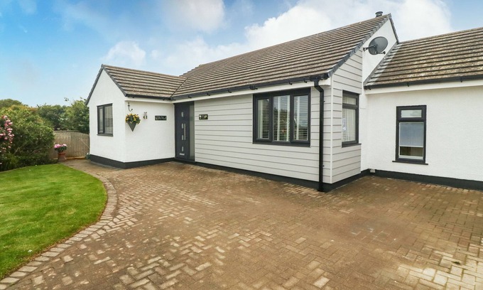 Cemaes Bay Cabaña | BWTHYN EIRLYS (SNOWDROP COTTAGE), family friendly in Cemaes Bay