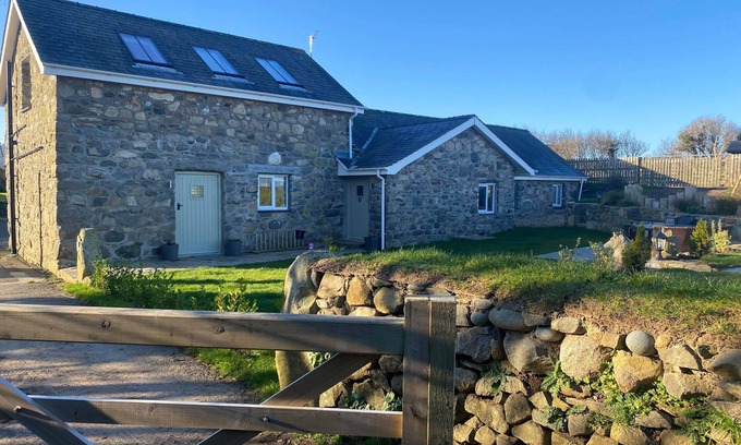 Nefyn Cabaña | BWTHYN GWENYN YR HAF (SUMMER BEE BARNS), pet friendly in Nefyn