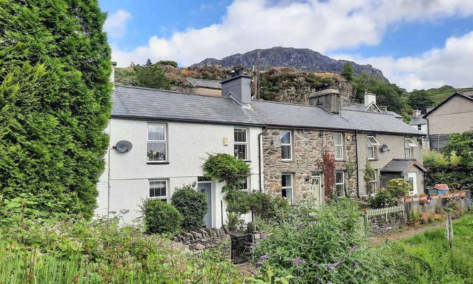 Tanygrisiau Cabaña | BWTHYN HEDDYCHLON, pet friendly, with open fire in Blaenau Ffestiniog