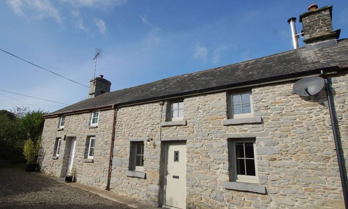 Llanddewi Brefi Casa | Combina el encanto de un fuego de leña, paredes de piedra vista y vigas originales con una decoración elegante y mo