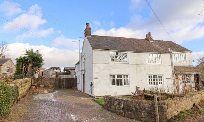 Leeswood Cabaña | BWTHYN LLWYNCARON, family friendly, with open fire in Llandegla