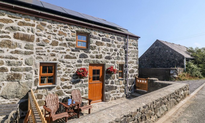 Garn Fadryn Cabaña | BWTHYN SIOP PENCAERAU, family friendly, with hot tub in Aberdaron