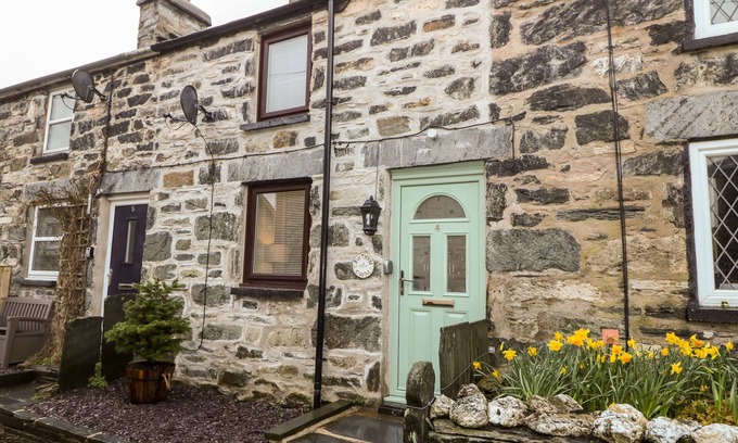 Penmachno Cabaña | BWTHYN Y CWM, pet friendly, with open fire in Penmachno