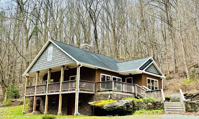 Boone Casa | Privado 3BR / 2BA, TINA CALIENTE, Firepit, Rushing Stream, WIFI, Wrap Around Porch
