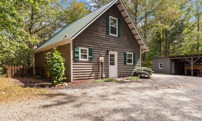 Dahlonega Casa | By & By - 2 Bed/1 - Bath with Hot Tub/Dog-Friendly/Dog Pen!