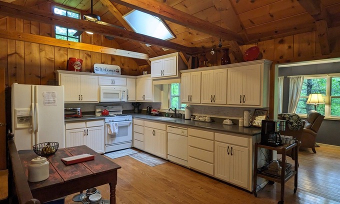 Lakemont Cabina | By Lake Rabun Beach and Angel Falls. Dreamy, dog friendly, and forest views