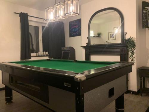 Riverside Apartamento | By Lushlets - Hen, Stag, Rugby, & Group Accommodation caters for 60 plus guests ask!