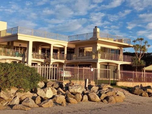 Langebaan Apartamento | By The Beach - Beachfront Apartment & Home