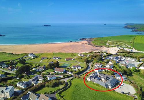 Harlyn Casa | BY THE BEACH cottage, dogs welcome