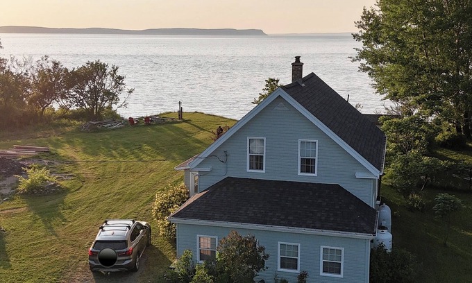 West Hants Cabaña | “By the C” seaside stay on the Bay of Fundy: hot tub & sauna