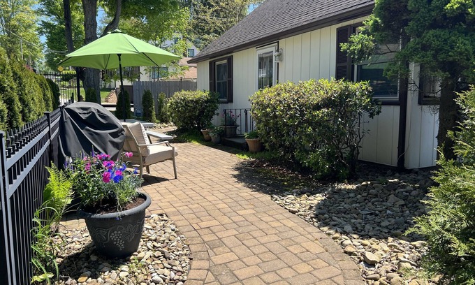 Conneaut Lakeshore Cabaña | By the Lake Cottage