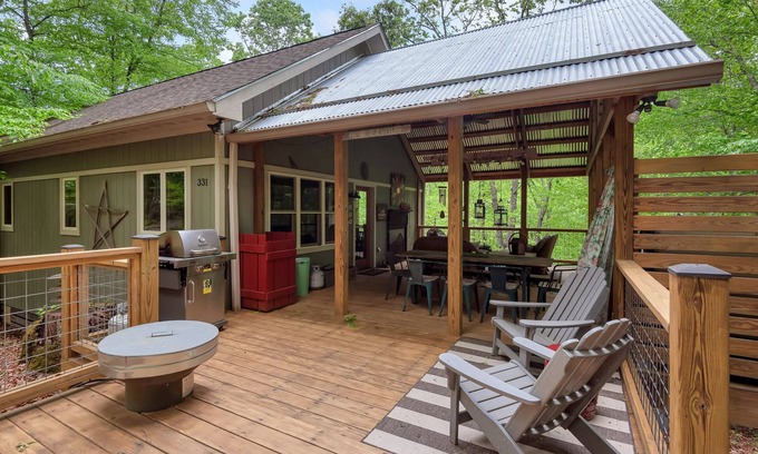 West Jefferson Cabaña | By The New River - Hot Tub - Fireplace - Covered Porch