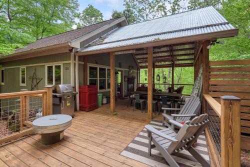 West Jefferson Casa | By The New River - Hot Tub - Fireplace - Covered Porch