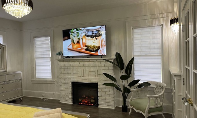 Northside Casa | ''By the river '' 2 homes 16 guests pool table game room private deck