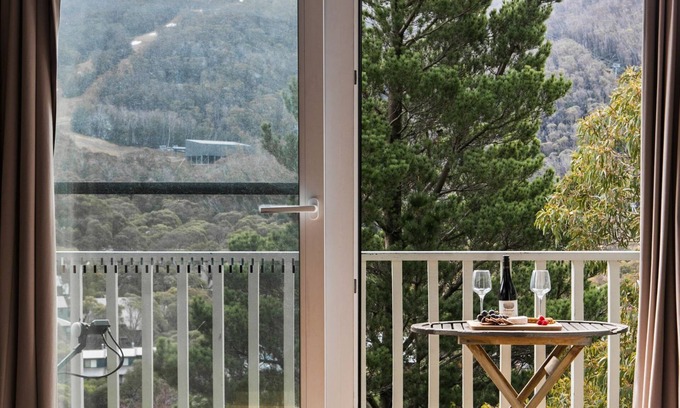 Thredbo Apartamento | Byadbo 10 is a newly refurbished two-bedroom apartment in Thredbo.