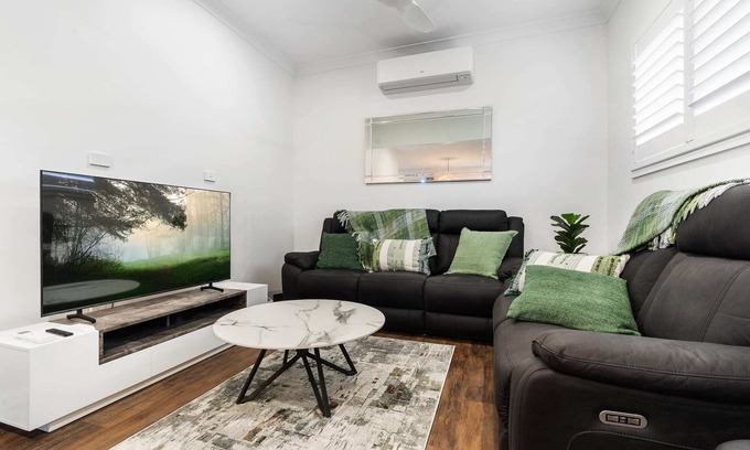 Orange East Casa | Byng Cottage - Close to town - Neat & Tidy