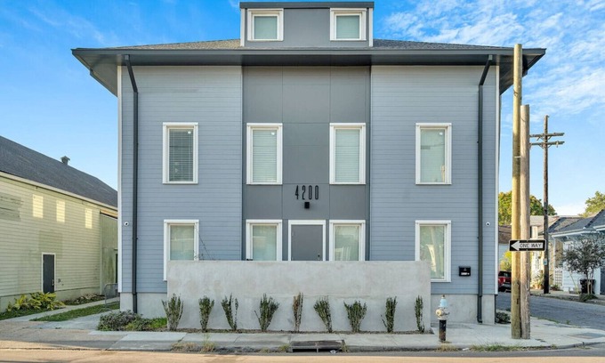 New Orleans Hotel | Bywater | 3 Neighboring Apartments, Sleeps 17!