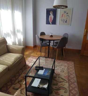 La Corredoria y Ventanielles Apartamento | Céntrico apartamento Oviedo Parking y wifi gratuitos Admite mascotas