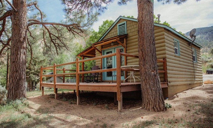 Sevier Cabina | C-106) Paiute Pines Cabin