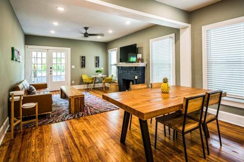 Greater Woodlawn Casa | C'est La Vie - make memories at our cozy bungalow