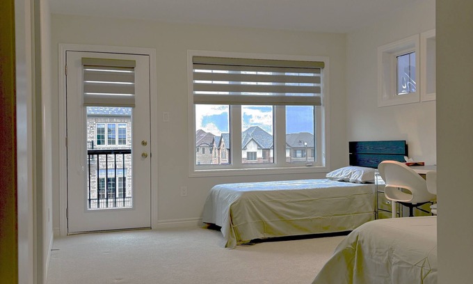Caledon Casa | C,room Private bathroomB&B hotel near by to the airport.Brand new housfurniture.