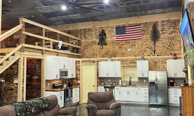 Burlington Cabina | C&S Outfitters Lodge next the Melvern and Flint Hills