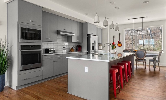Hermitage Condominio | C10 ~ 3 Master Suites ~ Close to BNA ~ 15 Mins to Downtown & Gulch ~ Smart TVs ~ Free Garage Parking