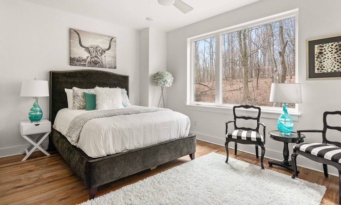 Hermitage Condominio | C11 ~ Large Colorful Townhome Near BNA Airport ~ 18 Min to Downtown & Broadway ~ Free Garage Parking