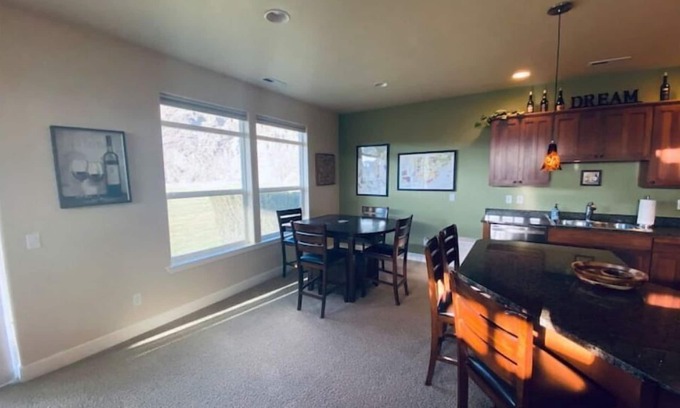 Quincy Casa | C17 Home by pool & Gorge shuttle