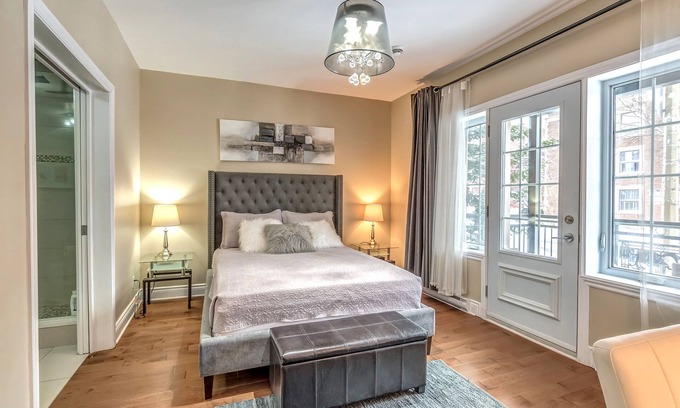 Cote-Des-Neiges—Notre-Dame-De-Grace Apartamento | Condominio de lujo de 2 habitaciones y 2 baños con estacionamiento GRATUITO