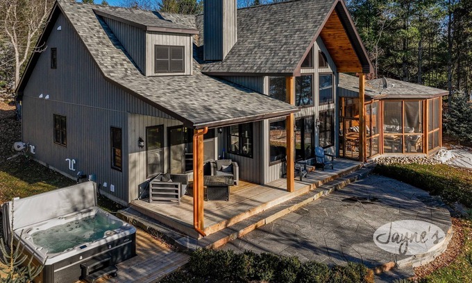 Dysart et al Cabaña | Sandy Beach! Gorgeous new Build! 5 bed 5 bath cottage on Drag Lake!