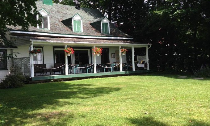 Saint-Laurent-de-l'ile d'Orleans Hotel | Auberge Les Blancs Moutons