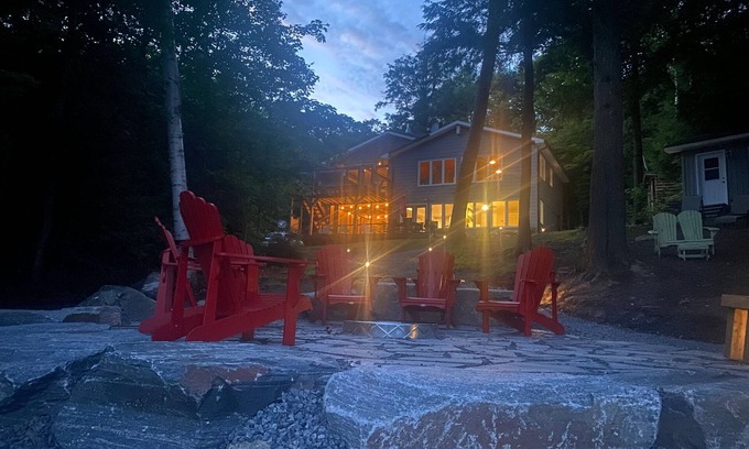 Unorganized Centre Parry Sound Cabaña | Private Lakefront Cottage on Deer Lake