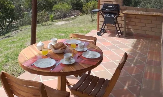 Villa de Leyva Cabaña | Cabaña con espectacular vista a 5 minutos del pueblo, para 3 personas.