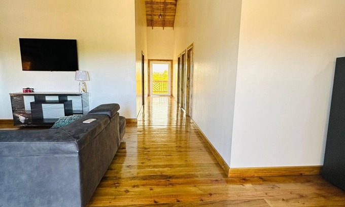 Colon Casa | Cabaña de Playa en Puerto Castilla con 3 Habitaciones King y 2 Baños