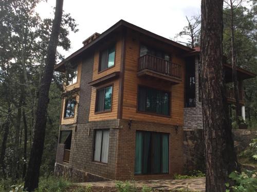 Mazamitla Chalet De Esquí | Cabaña dentro del Bosque para 24 Personas
