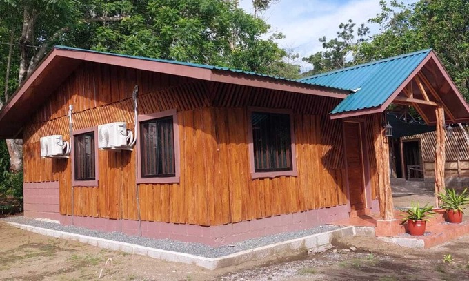 Langostino Cabina | Cabaña en pavones, a 15 minutos de la segunda ola izquierda más larga del mundo.