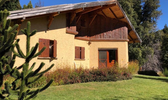 Villa Traful Chalet De Esquí | Cabaña en Traful, hermoso parque, parrilla e internet STARLINK