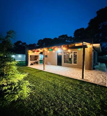 Necochea Casa | Cabaña en Villa del Deportista Villa Shalom