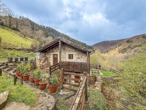 Vega de Pas Casa | Cabaña La Gurueba, frente rio y cascada