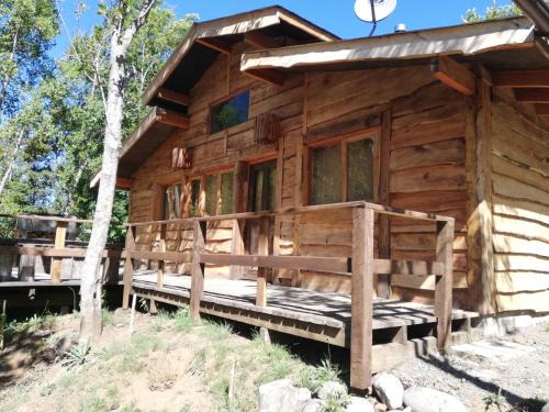 Pucon Casa | Cabaa rstica 2 maravillosa,con troncos nativos, con orilla de Ro Trancura