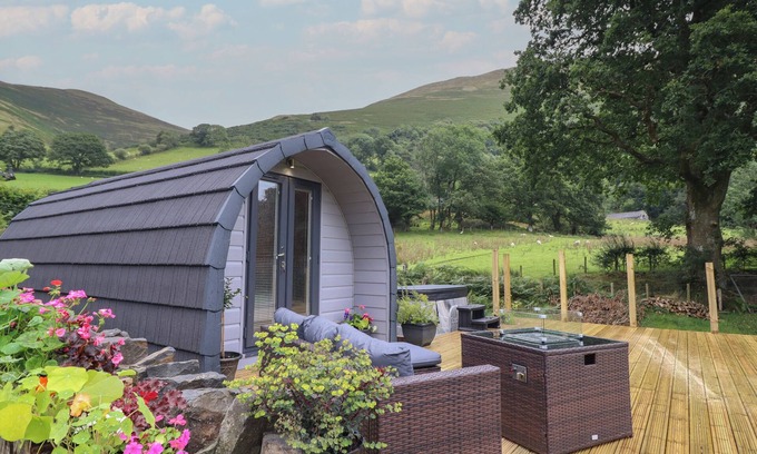 Dinas Mawddwy Cabaña | CABAN TIRION, romantic, with hot tub in Dolgellau