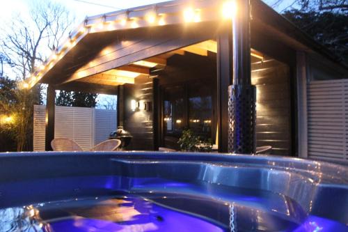 Chwilog Chalet De Esquí | Caban Y Tan Dderwen with private Wood Fired Hot Tub
