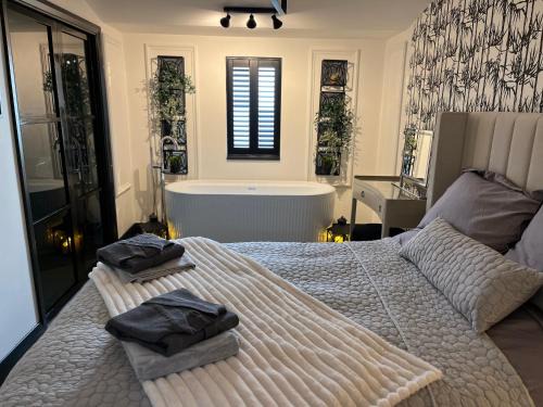 Chwilog Chalet De Esquí | Caban Y Tan Ffawydd Luxury couples retreat with private Wood Fired Hot Tub