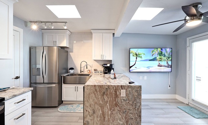 Siesta Key Cabaña | Cabana Cottage Across street from Beach and Heated Pool