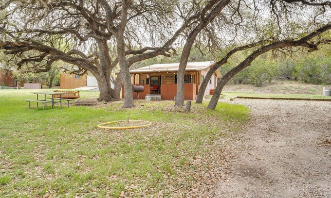 Concan Cabaña | 'cabana Luna' Cabin w/ Deck, Swing & Fire Pit!