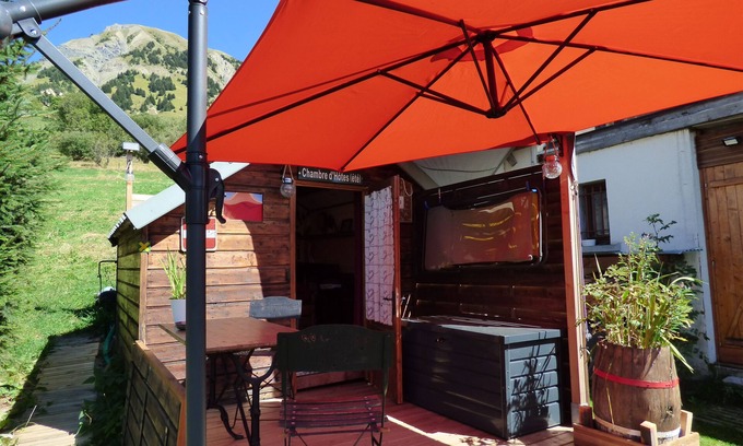 Saint-Jean-d'Arves Cabina | Cabane Face aux Glaciers (May>October) in wooded garden for 2 max, outdoor shower