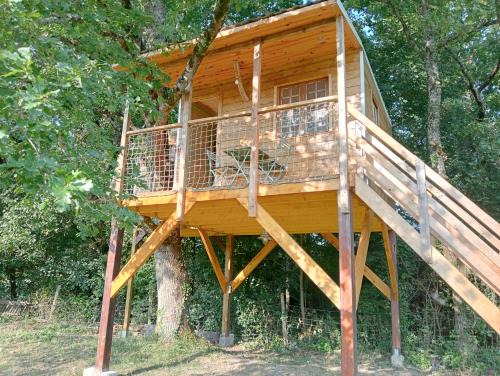 Saint-Roch Otro | cabane perchée et le chêne