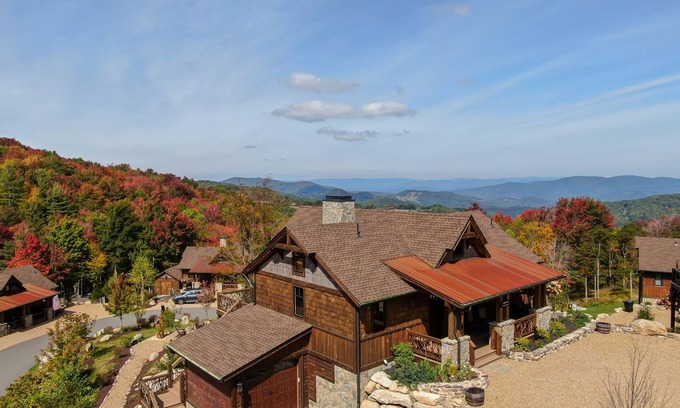 Elk Park Casa | CaBearnet at Eagles Nest - Sunrise & Sunset view! Pets, firepit, hot tub, amenities
